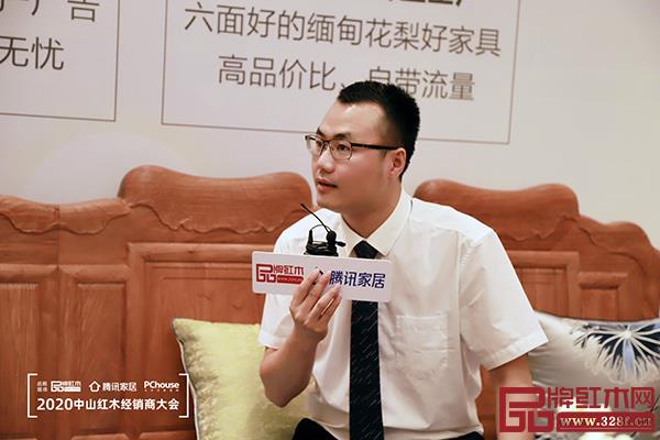 雅宋紅木總經(jīng)理竇琦柳在優(yōu)選品牌直播招商會(huì)上介紹招商優(yōu)惠政策