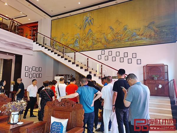 經(jīng)銷商們走進(jìn)雅宋紅木展廳，零距離感受雅宋紅木“六面好”的精品工藝